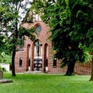 Ev. Kirche Genthin Altenplathow mit Grabstein des Herrn von Plotho